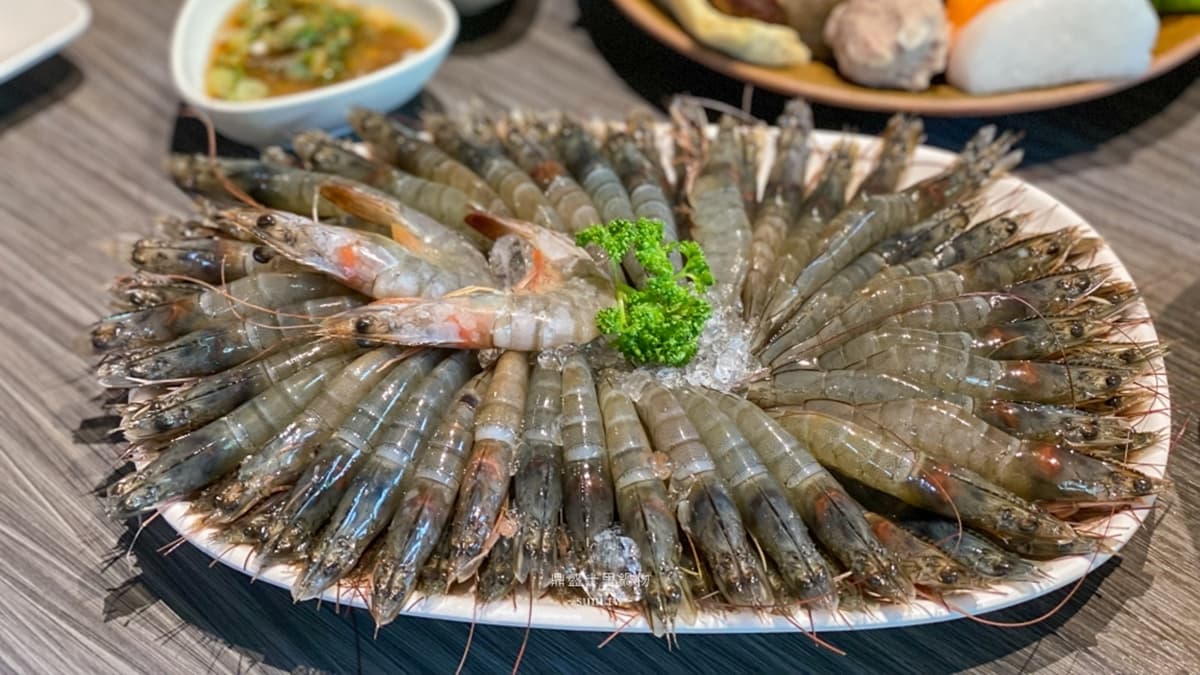 當月壽星只要來店裡用餐，幾歲就送幾隻蝦。（圖片來源：欣晴。美食旅遊生活分享）