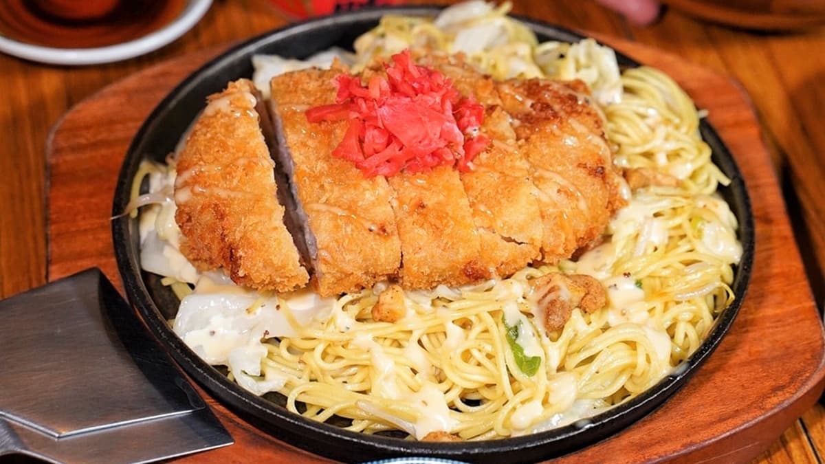 「鹽味豬排富士宮炒麵」特別使用豬油大火拌炒。（圖片來源：阿華田的美食日記）