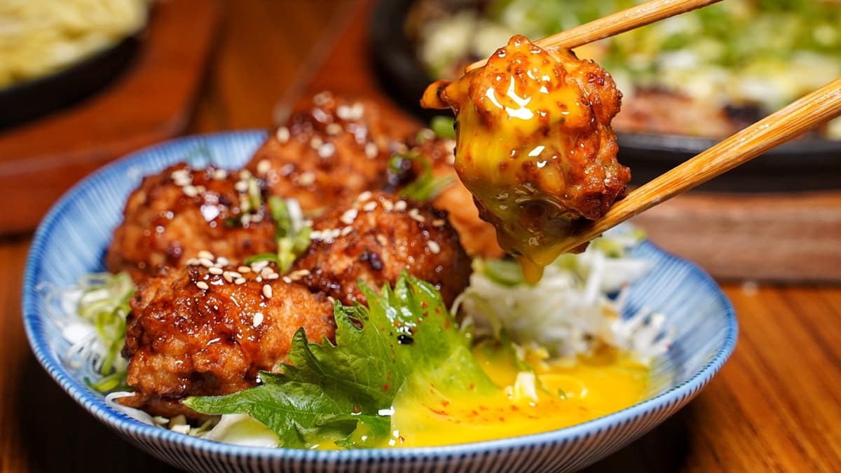 「照燒軟骨雞肉丸」整體鹹香又多層次。（圖片來源：阿華田的美食日記）