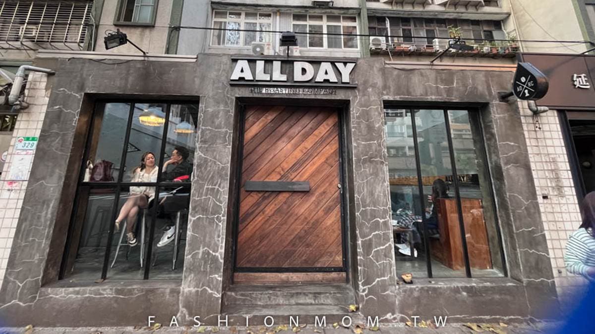 店家的外觀採工業風格，很有特色。（圖片來源：飛炫葡萄媽）