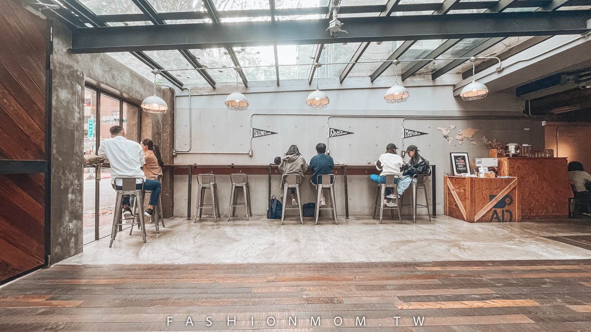 店內很像是玻璃屋的空間，採光度不錯。（圖片來源：飛炫葡萄媽）