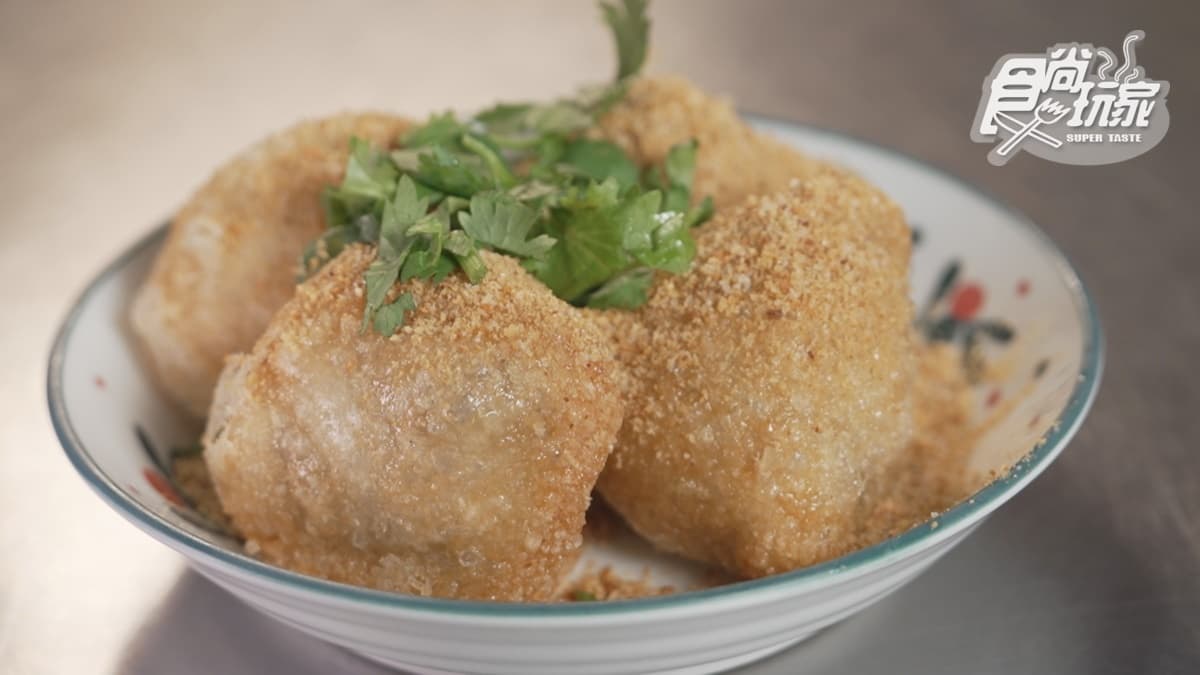 「炸湯圓」是老闆娘親手包的，並加入花生粉和香菜，口感很酥。