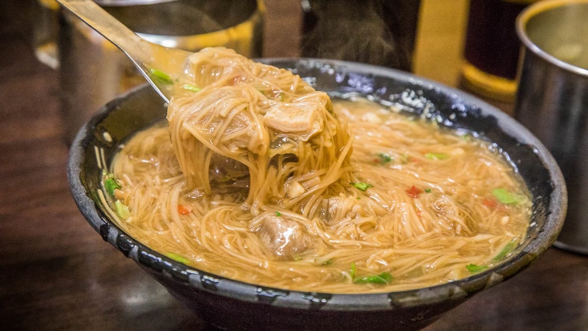麵線是使用手工麵線，濃稠度剛剛好，柴魚高湯鮮味很濃郁。（圖片來源：大手牽小手。玩樂趣）