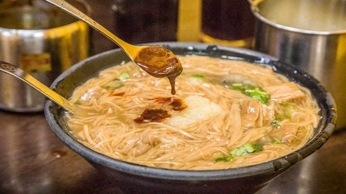 麵線沒有先調味，桌上都有調味品，可以隨自己喜好來添加。（圖片來源：大手牽小手。玩樂趣）