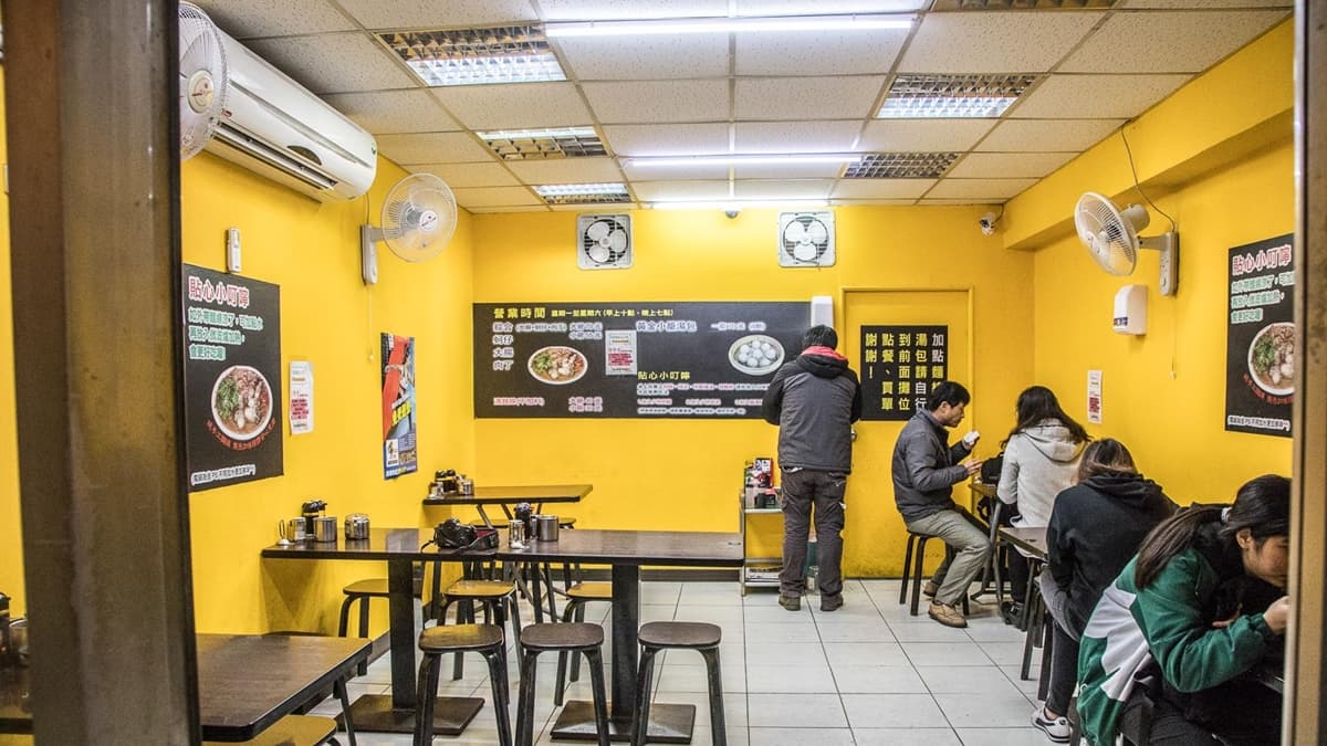 用餐空間分為室內和戶外座位區。（圖片來源：大手牽小手。玩樂趣）