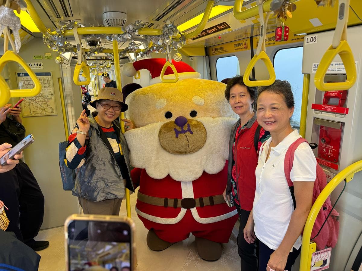 桑塔熊「這時間」驚喜出沒板橋站!耶誕城限定「雪粼列車」登場,飄雪花美翻 桑塔熊「這時間」驚喜出沒板橋站!耶誕城限定「雪粼列車」登場,飄雪花美翻