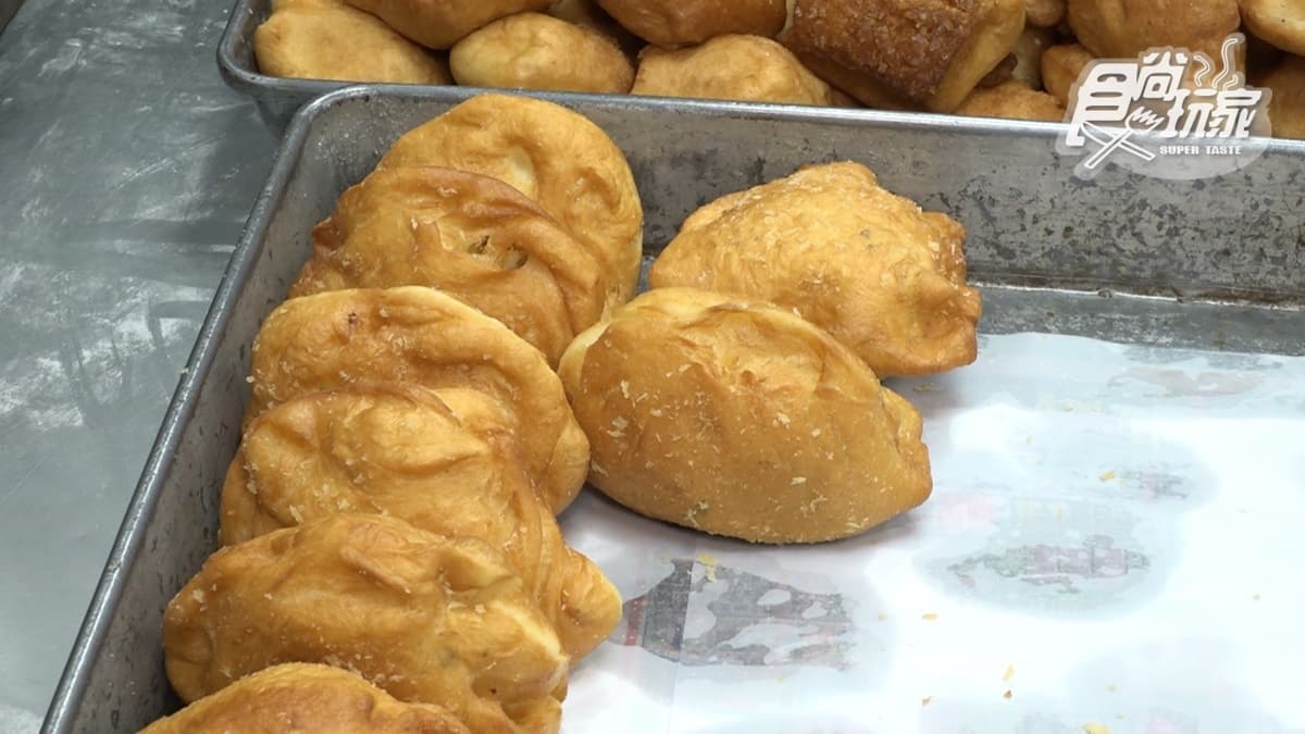 「酸菜包」內餡包得很滿，是店家自製的酸菜。