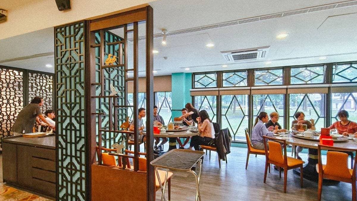 平日來用餐也坐了八、九成滿，假日更是一位難求，建議提前預訂。（圖片來源：美食好芃友）