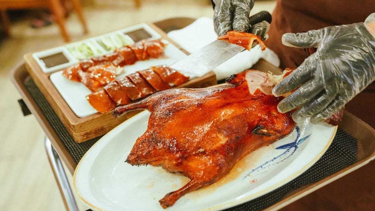 烤鴨嚴選大隻肥美的櫻桃鴨，上桌都有片鴨秀，是不少人心中的高雄烤鴨冠軍。（圖片來源：美食好芃友）