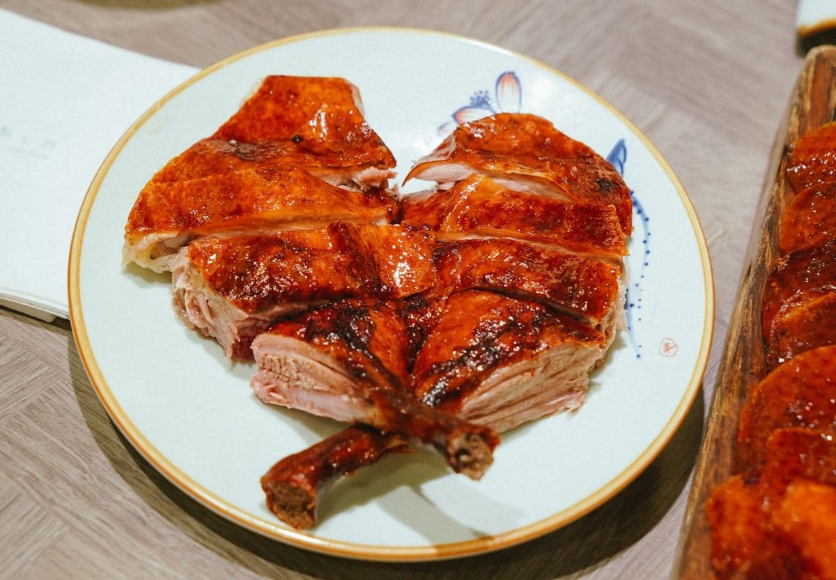 高雄超狂「烤鴨七吃」任你選!桌邊片鴨秀噴香誘人,加碼吃港點、港式蛋塔 高雄超狂「烤鴨七吃」任你選!桌邊片鴨秀噴香誘人,加碼吃港點、港式蛋塔