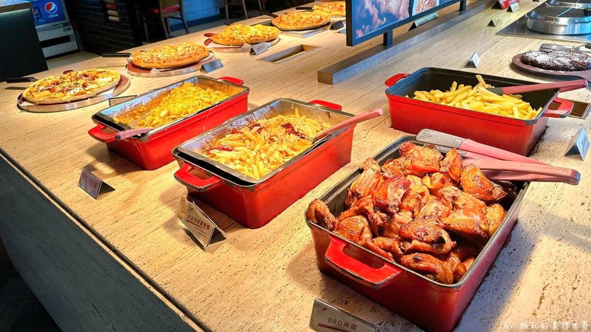 熟食有超人氣冠軍烤雞、義大利麵、燉飯、炸物可以吃。（圖片來源：猴屁的異想世界）