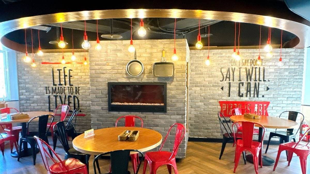 店內座位以４人桌為主，有沙發區也有圓桌，適合聚餐。（圖片來源：猴屁的異想世界）