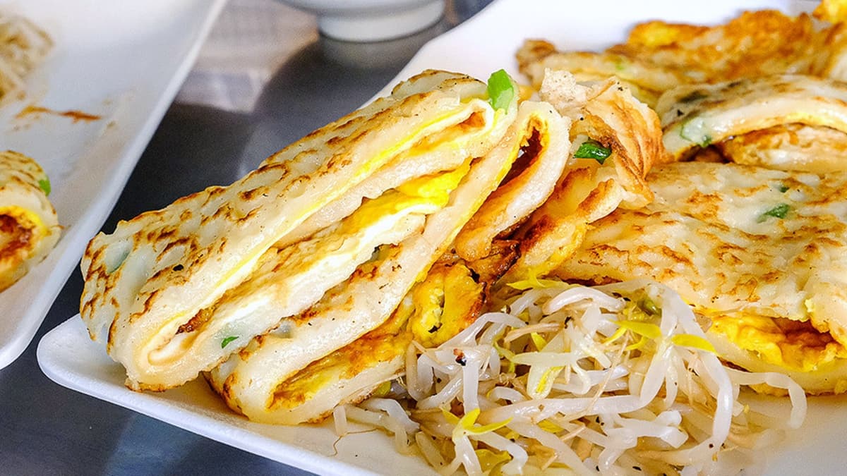 粉漿餅皮充滿蛋香，吃起來相當軟Ｑ滑嫩。（圖片來源：霸子。食樂拼圖）