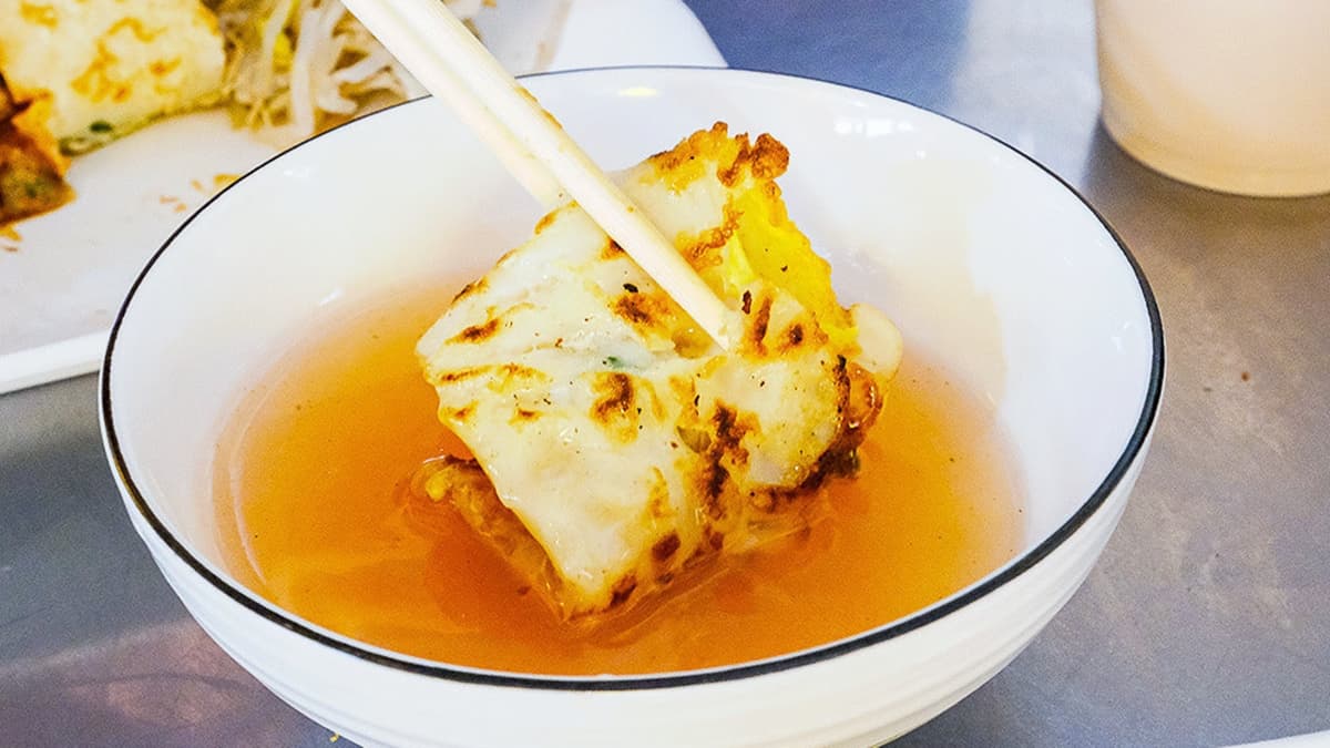 醬汁吃起來類似淡淡的甜辣醬，沾著蛋餅吃更增添水潤口感。（圖片來源：霸子。食樂拼圖）