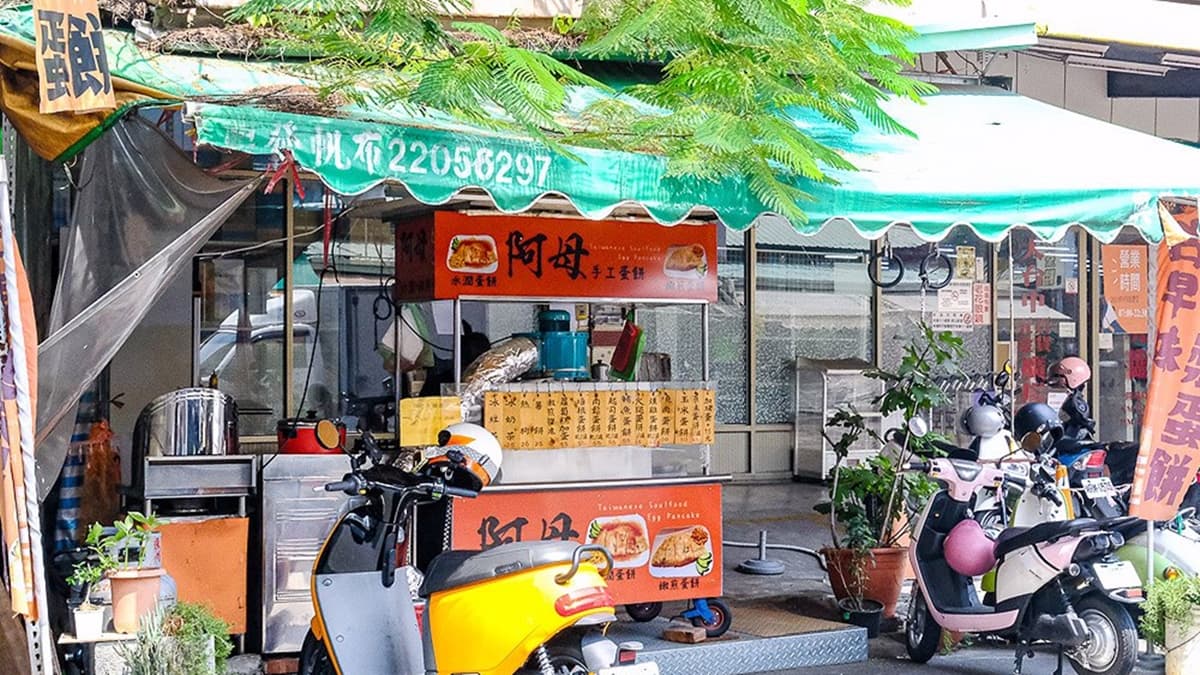 台中第三市場「阿母古早味粉漿蛋餅」，以大分量粉漿蛋餅獲得許多饕客的喜愛。（圖片來源：霸子。食樂拼圖）
