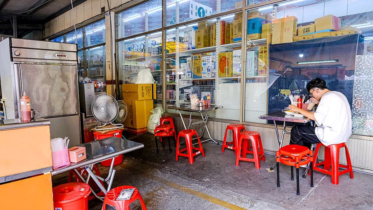 在後方騎樓處簡單擺放了２、３張桌椅給客人使用。（圖片來源：霸子。食樂拼圖）