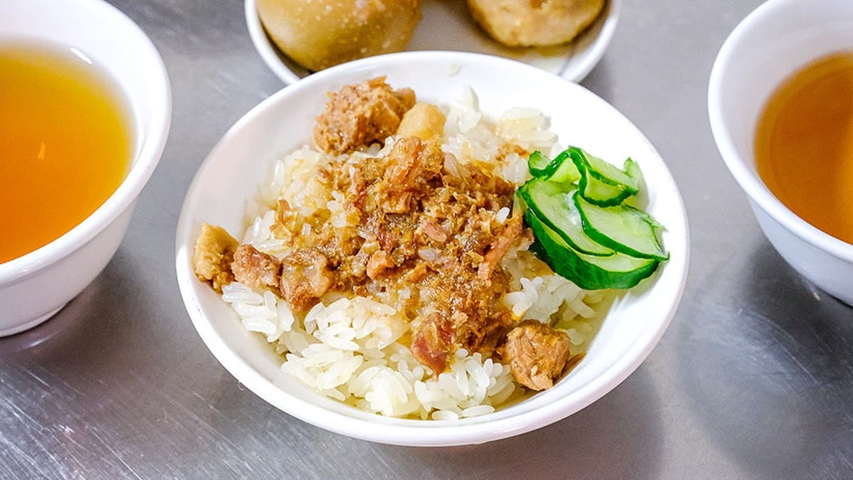米飯軟Ｑ香甜，淋上的肉燥吃起來有油蔥香，又不會太過油膩。（圖片來源：霸子。食樂拼圖）
