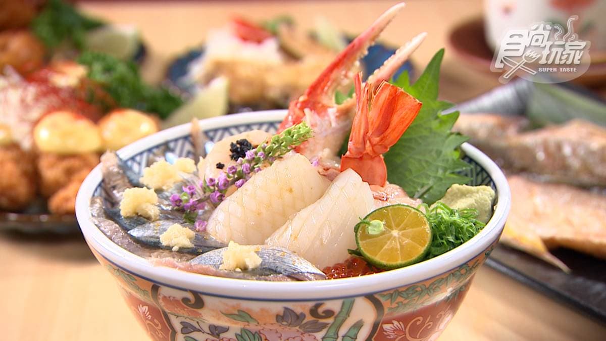 「秋刀魚限定丼」裡頭的秋刀魚肉質緊實，吃起來滑嫩帶Q。