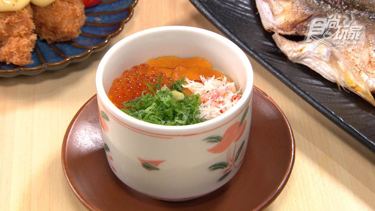 「三色蒸蛋」的鮭魚卵配蒸蛋很搭，裡面還吃得到海膽和蟹肉。
