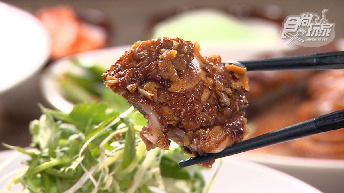 「山東燒雞」口感很嫩，吸附醬汁後更美味了。