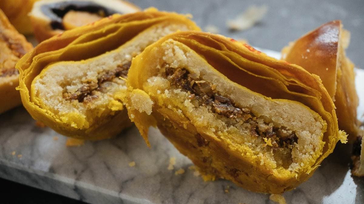 「咖哩綠豆椪」的綠豆沙餡很細緻，甜度也不高。（圖片來源：葉影瓶像）