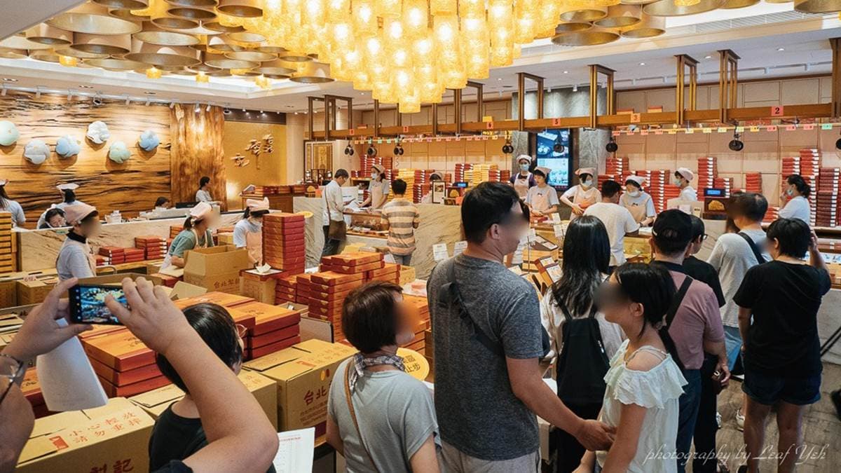 每逢節日來臨前，「台北犁記」的店內經常聚集許多購買人潮，尤其是中秋節。（圖片來源：葉影瓶像）