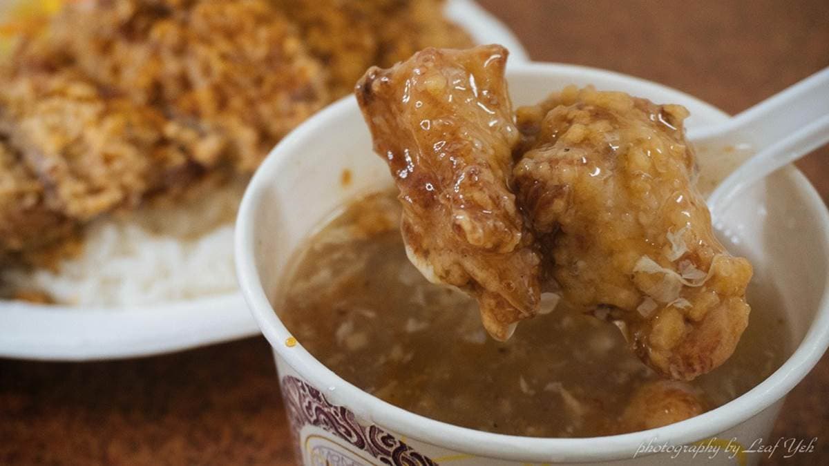 「雞塊湯」湯頭是很傳統的肉羹湯，這組合類似土魠魚羹的吃法。（圖片來源：葉影瓶像）