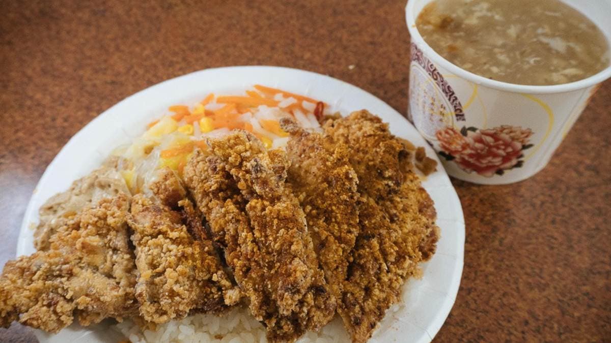 「雞排飯＋雞塊湯」是店裡很受歡迎的餐點組合。（圖片來源：葉影瓶像）