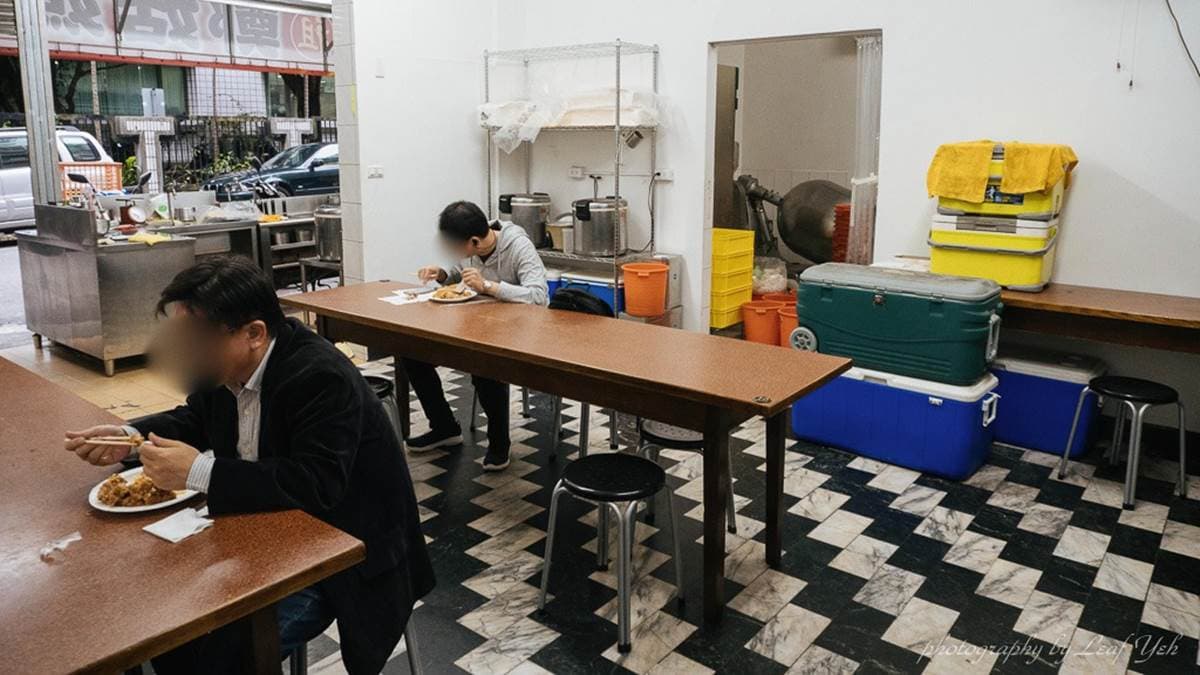 店裡的座位主要是長桌和靠牆個人座。（圖片來源：葉影瓶像）