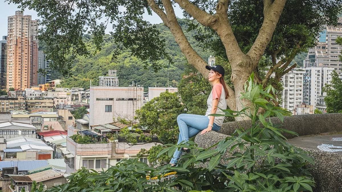除了正面拍攝，也可以側拍捕捉人融入市景的照片。（圖片來源：是艾思，不是火拳。）