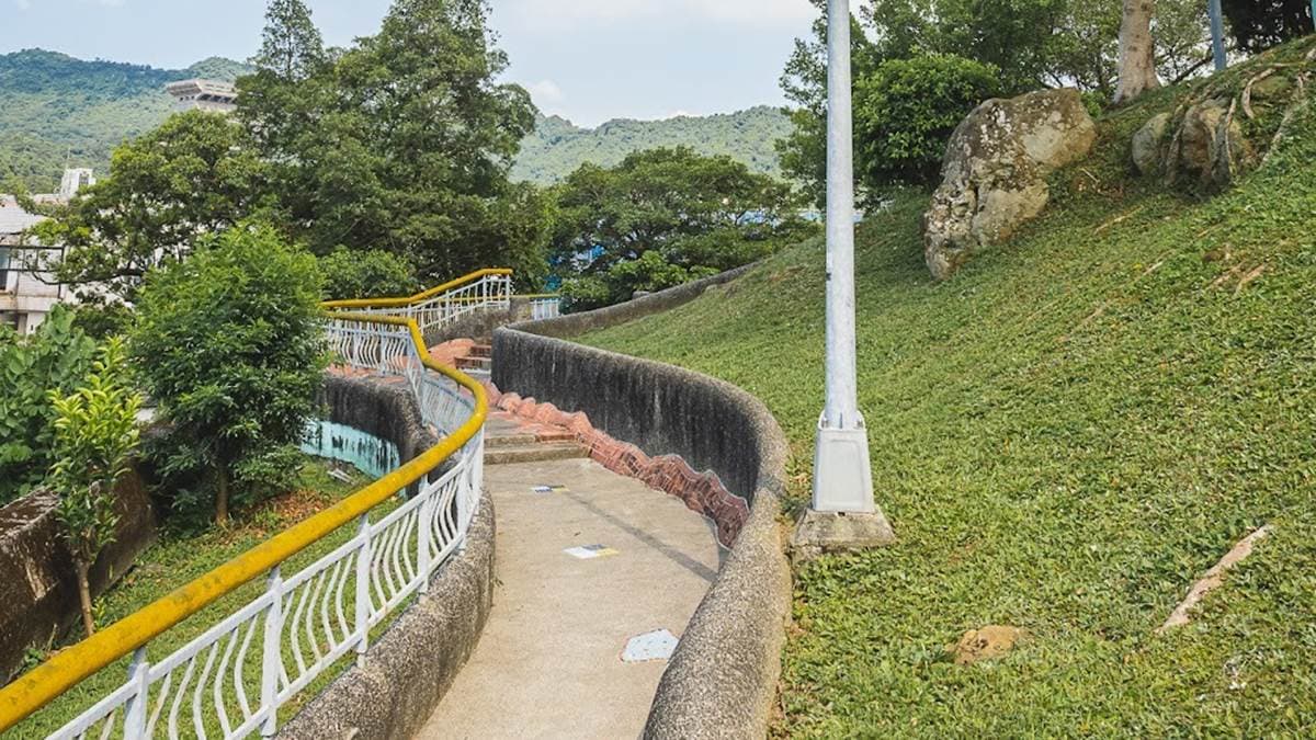 公園使用馬賽克磚來點綴園內步道，非常有特色。（圖片來源：是艾思，不是火拳。）