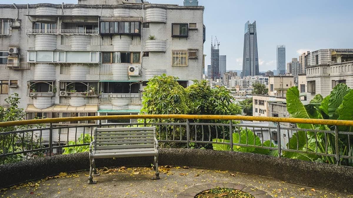 公園有設置平台，可以讓民眾坐下休息、補充水分。（圖片來源：是艾思，不是火拳。）