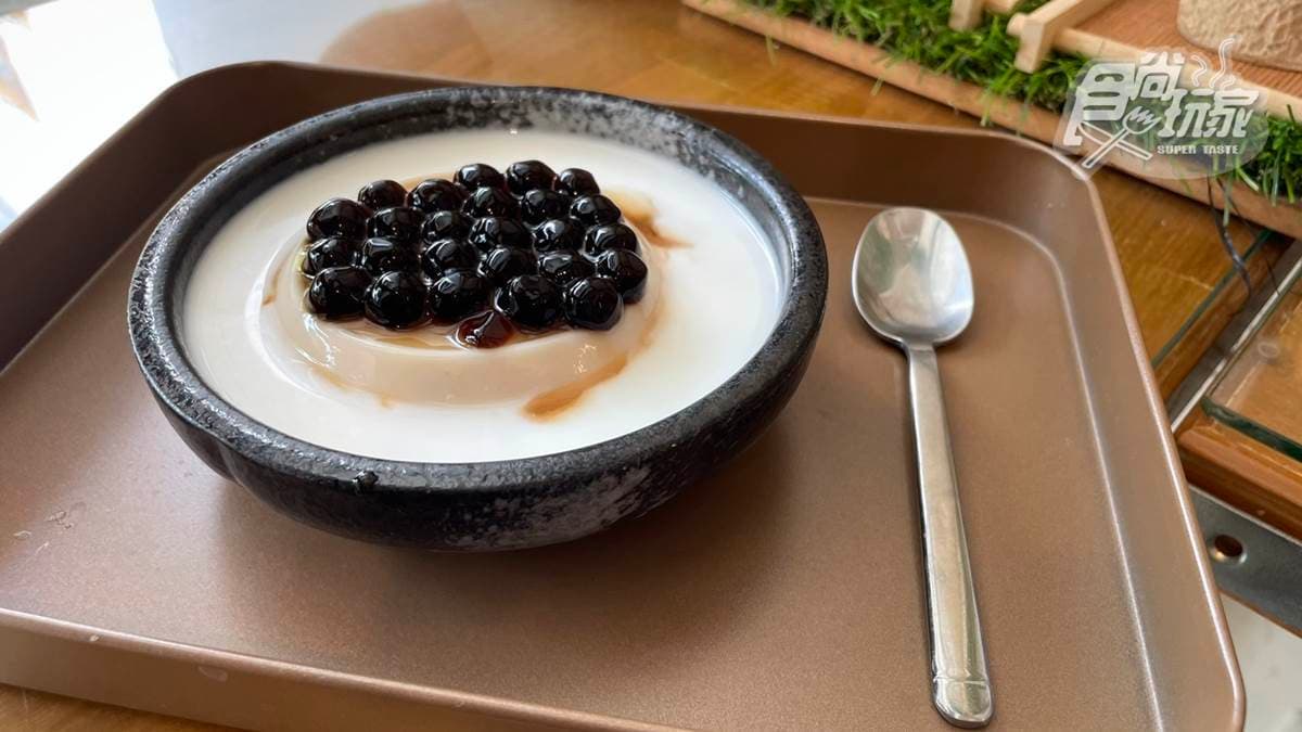 「紅茶拿鐵杏仁甜湯」紅茶香氣很濃郁，口感很滑順。