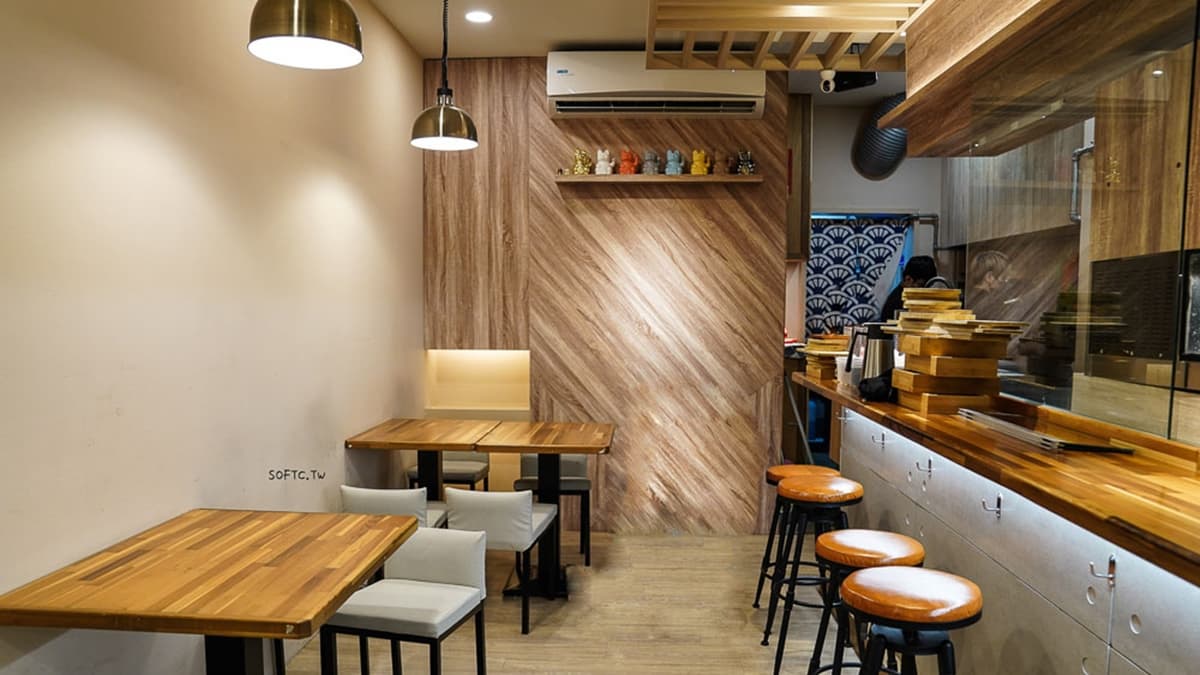 店內整體木質色調溫馨整潔，小小一間真的很像日本街頭低調的小店。（圖片來源：軟西，遊記）