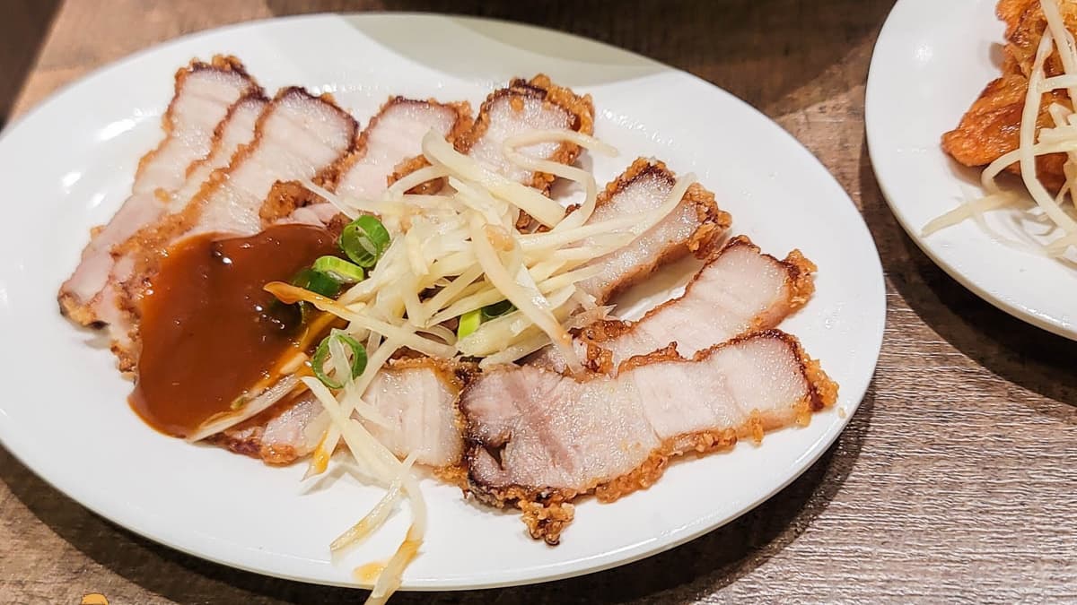 「紅燒五花肉」皮酥肉嫩，紅燒香氣很濃郁。（圖片來源：D&W黑白雙搭）