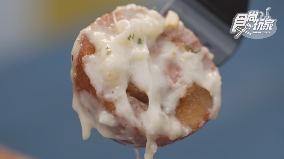 炸熱狗沾滿醬汁非常夠味。