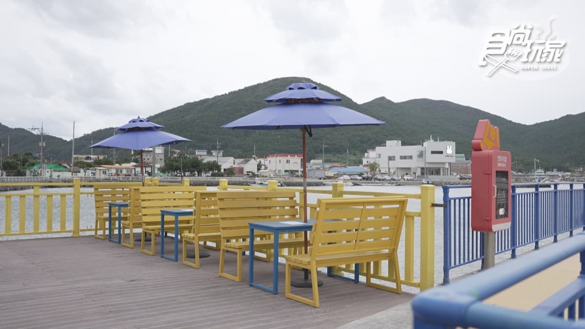 坐在這裡可以一邊吃美食，一邊欣賞風景，非常愜意。