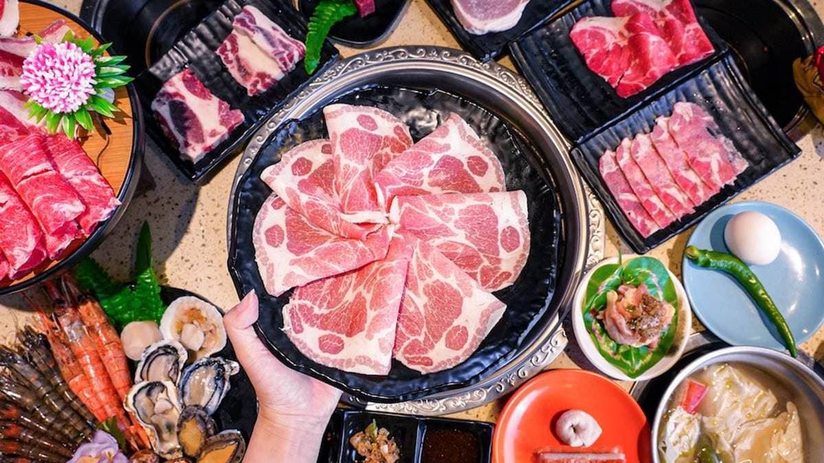 肉品推薦這盤「香嫩梅花豬」，煮起來軟嫩多汁、油香誘人。（圖片來源：艾薇覓食趣）