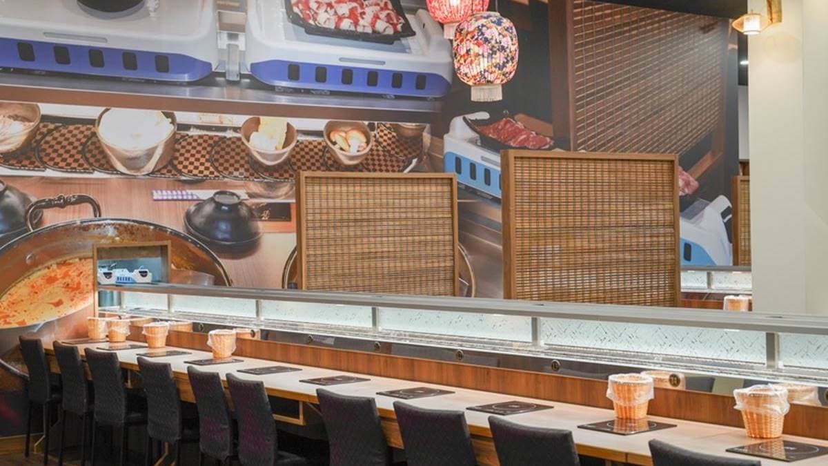 座位除了吧台區，也設有2人桌、４人桌，能面對面聊天吃飯。（圖片來源：跟著尼力吃喝玩樂）