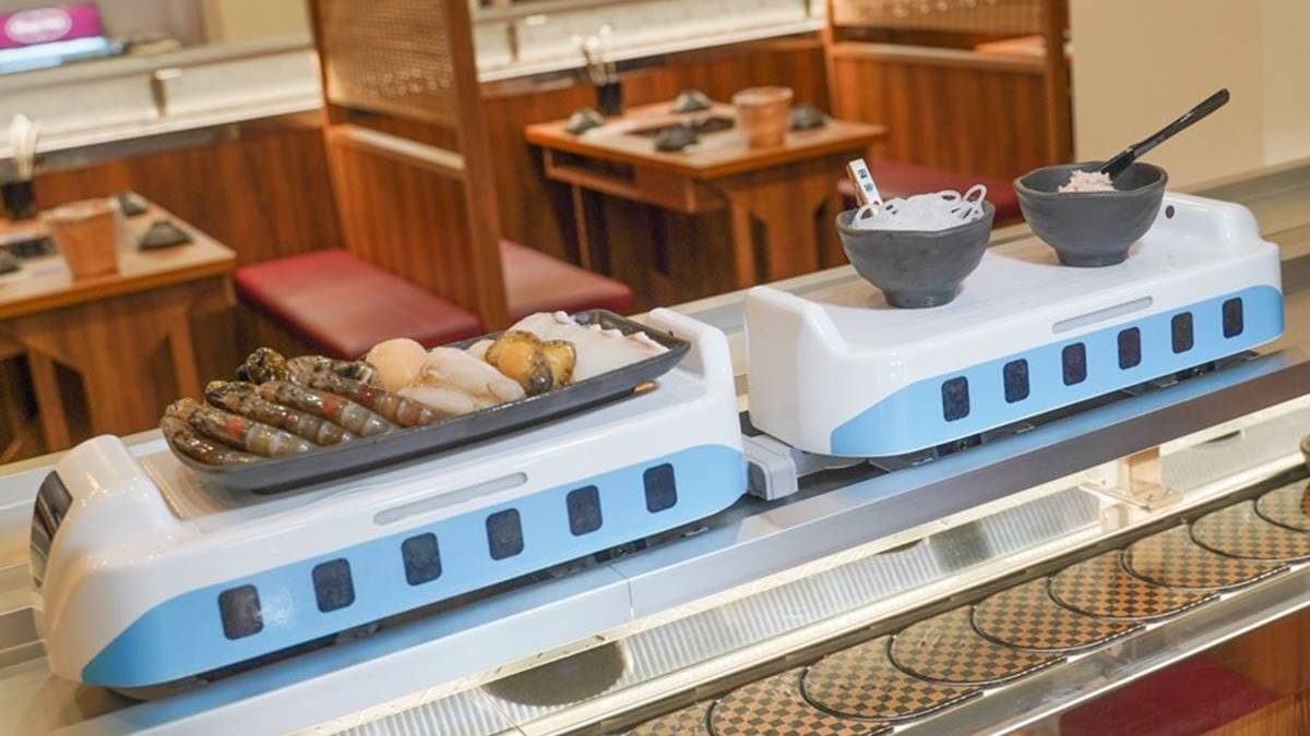 火鍋食材使用新幹線小火車送餐，相當有趣。（圖片來源：跟著尼力吃喝玩樂）