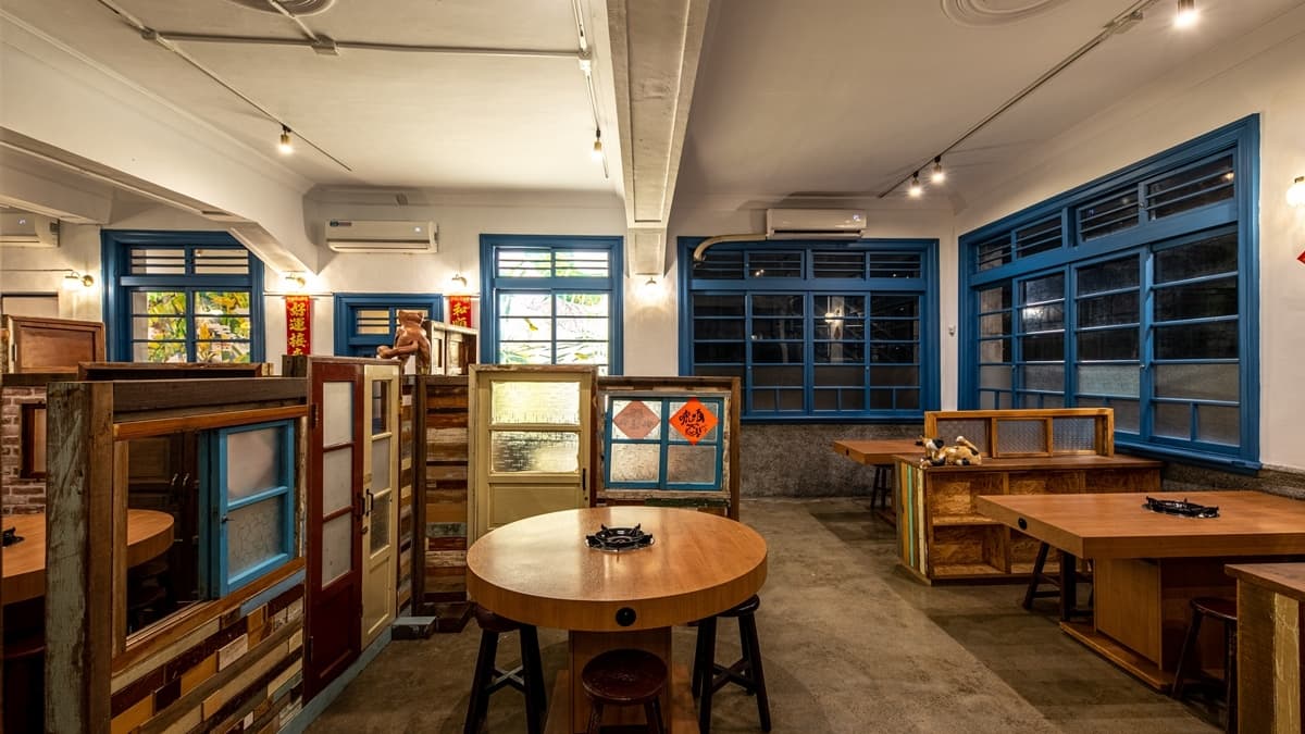 店內裝潢也相當古色古香，就像是回到阿嬤家吃飯一樣親切。（圖片來源：貢鍋共鍋麻辣火鍋店）