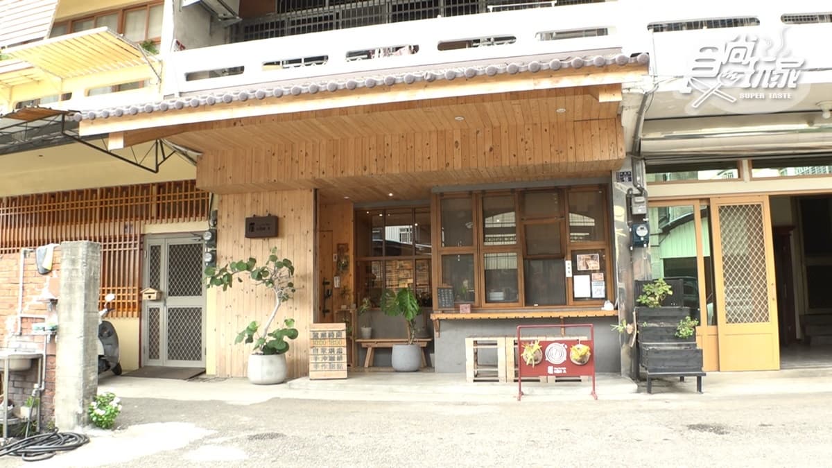 「屋咖人」是間藏身在製材廠裡的咖啡廳。