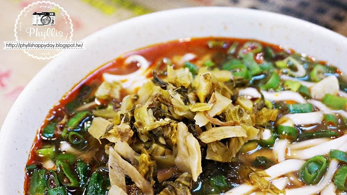 每桌都提供１盒吃牛肉麵必加的酸菜，可以自行添加。（圖片來源：相片中的菲莉絲）
