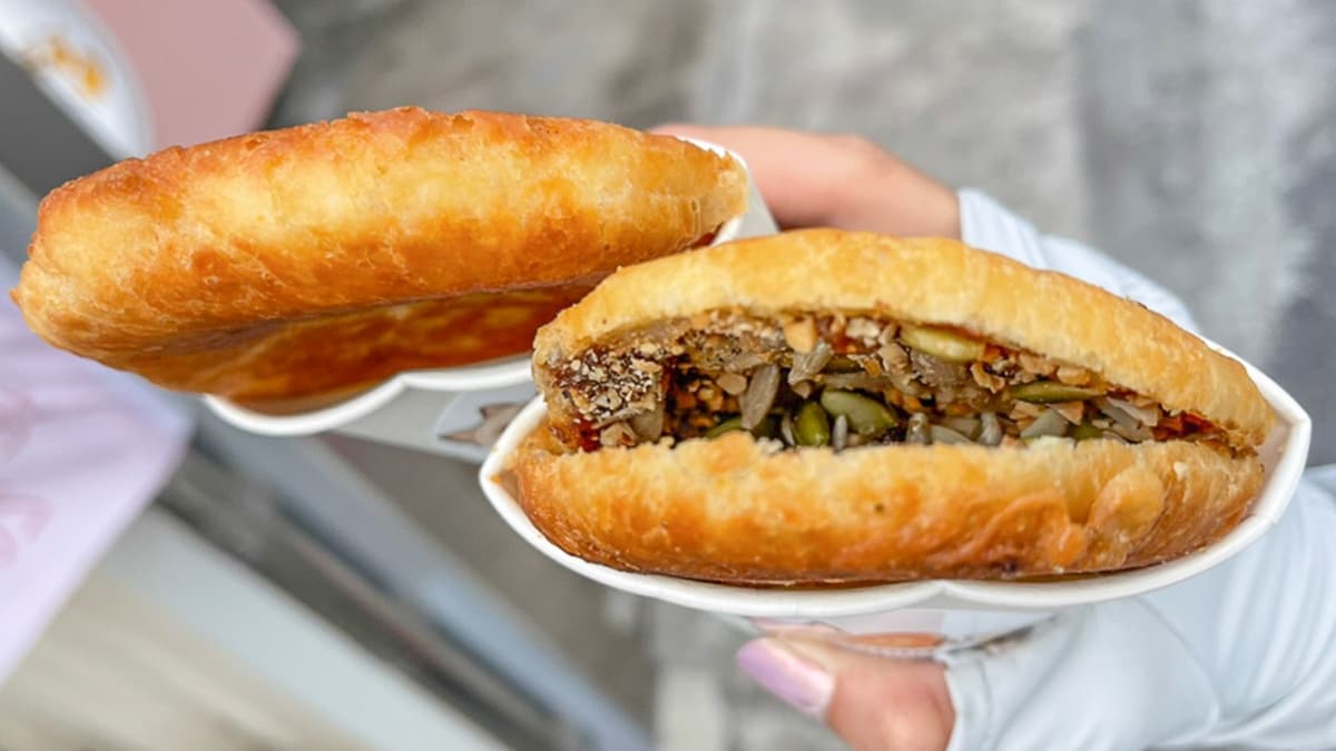 糖餅使用高溫半油煎油炸，表面金黃酥脆。（圖片來源：跟著尼力吃喝玩樂）