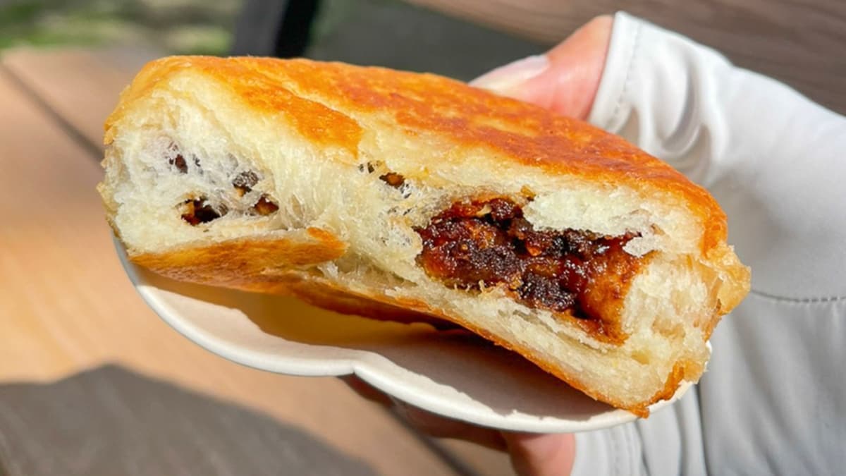 糖餅趁熱吃很好吃，整個黑糖、肉桂香氣會湧出來。（圖片來源：跟著尼力吃喝玩樂）