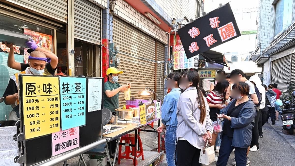 「雄哥地瓜磚」位在台中大甲區武營路上，小小的攤位就隱藏在巷弄中。（圖片來源：糖糖‘s 享食生活）