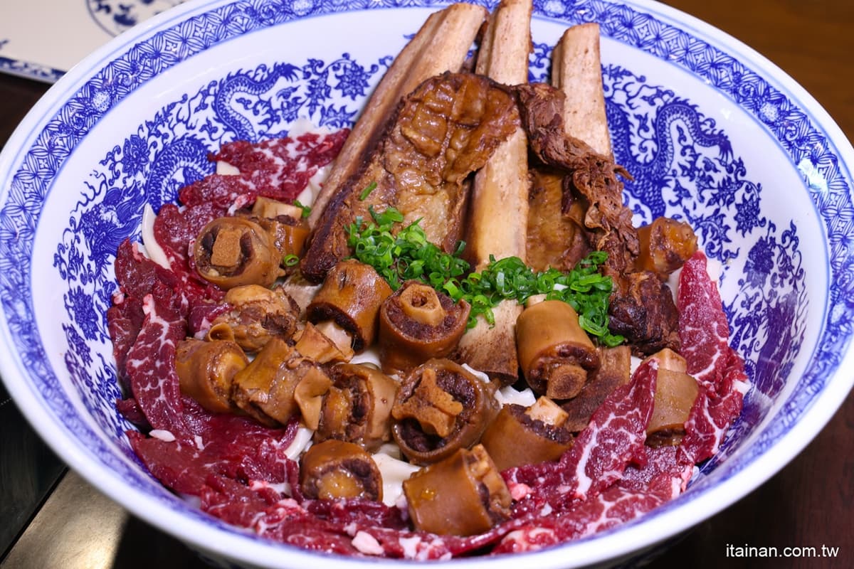 挑戰全台最大碗！台南15公斤「巨無霸牛肉麵」超浮誇，爽嗑溫體牛小排、牛尾