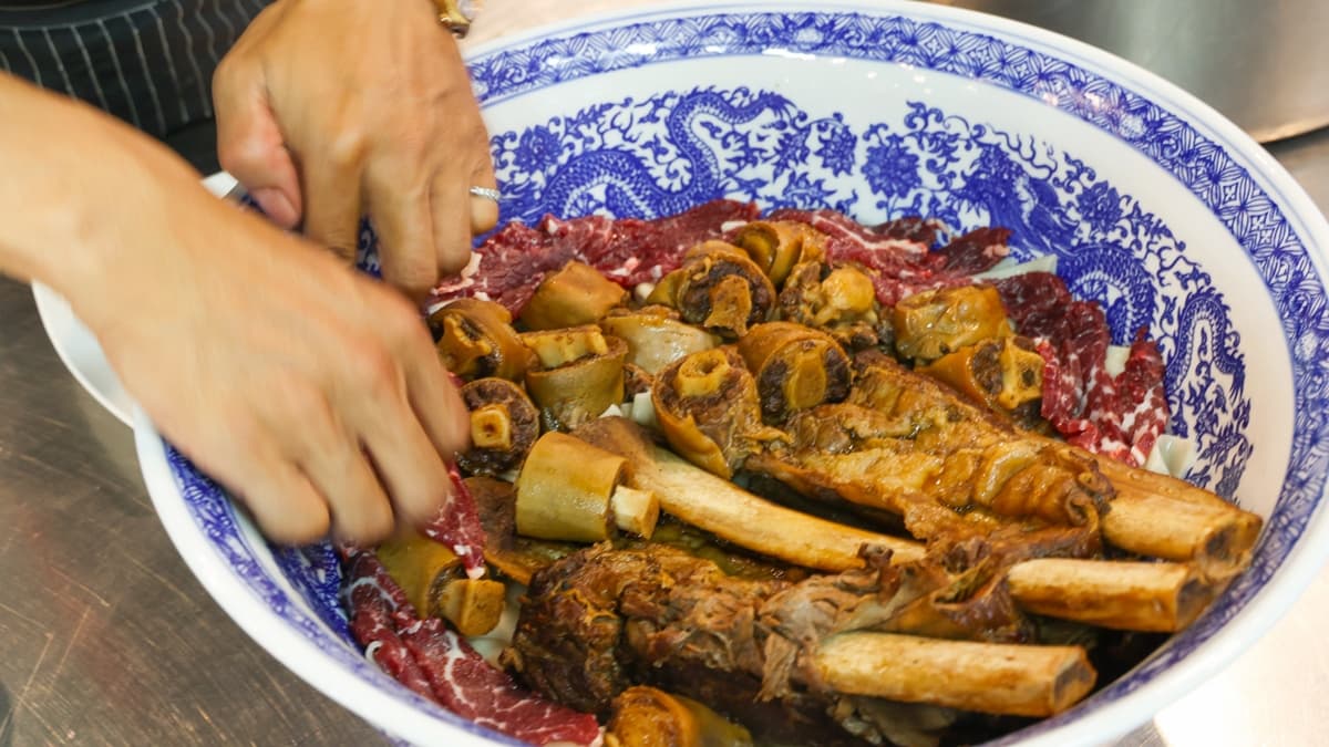 「巨無霸牛肉麵」經過研發多時，從食材挑選到製作，每一個細節都是學問。（圖片來源：台南好Food遊）