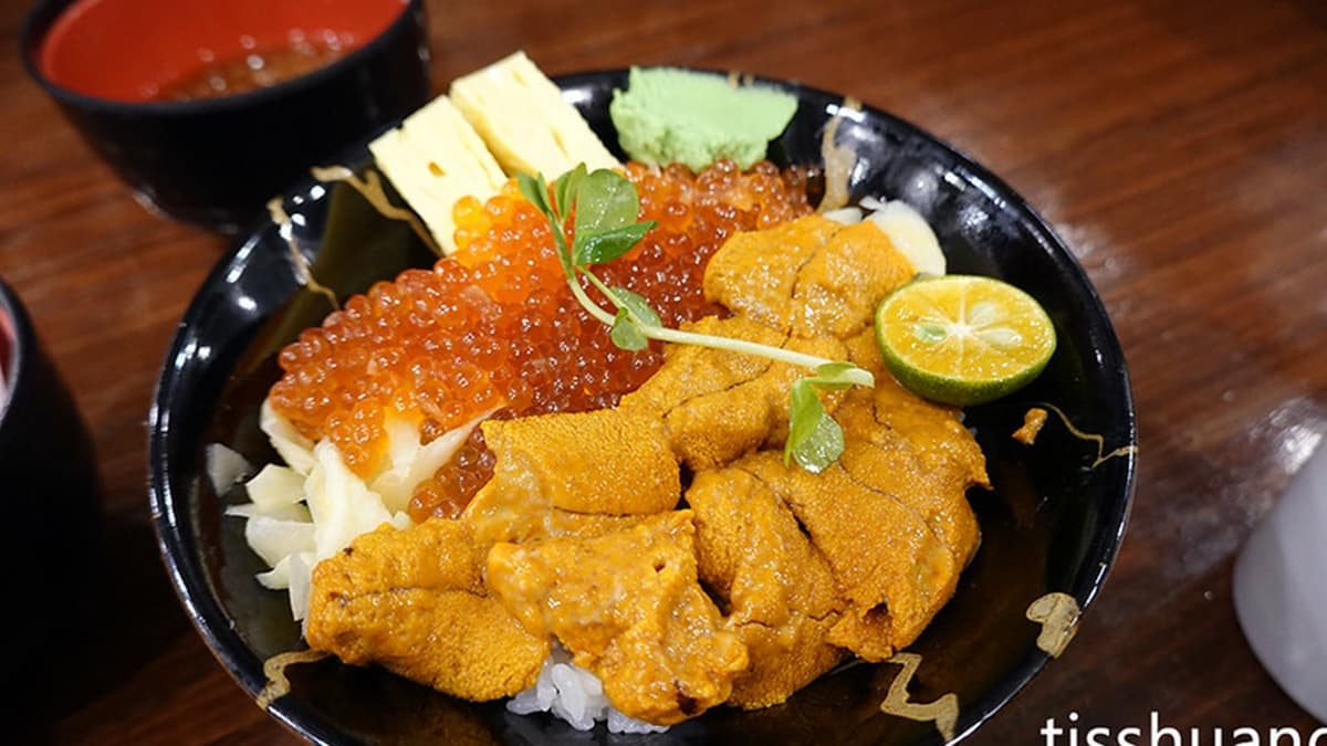 海膽鮭魚卵蓋飯也是超級浮誇。（圖片來源：TISS玩味食尚）