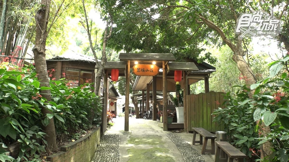 來這裡除了欣賞百年古厝外，還可以坐在原木搭建的涼亭內用餐。